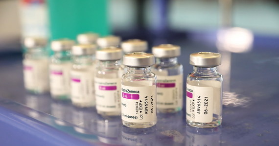 Firma AstraZeneca poinformowała, że wskaźnik skuteczności jej szczepionki przeciwko Covid-19 jest nieco niższy niż to wcześniej deklarowała i wynosi 76 proc. Korekta jest wynikiem nowej analizy amerykańskich badań klinicznych. Wcześniej firma twierdziła, że skuteczność jej produktu jest na poziomie 79 proc.