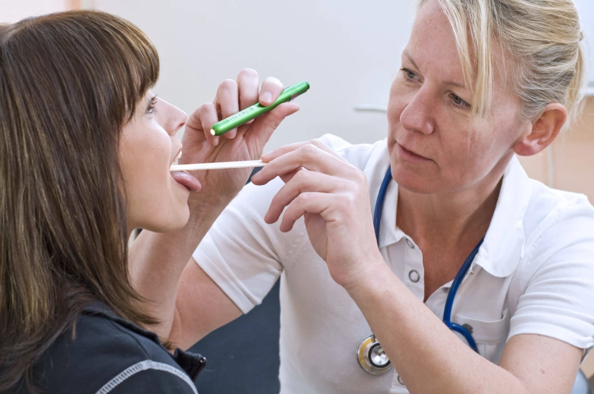Ślina może odgrywać w rozprzestrzenianiu koronawirusa większą rolę, niż do tej pory uważano. Dominowało przekonanie, że drobinki śliny mogą pośredniczyć w roznoszeniu wirusa, który namnaża się w drogach oddechowych i płucach. Naukowcy pod kierunkiem badaczy z National Institutes of Health i University of North Carolina w Chapel Hill odkryli jednak, że SARS-CoV-2 atakuje też komórki jamy ustnej i może namnażać się bezpośrednio w gruczołach ślinowych. Pisze o tym w najnowszym wydaniu czasopismo "Nature Medicine".