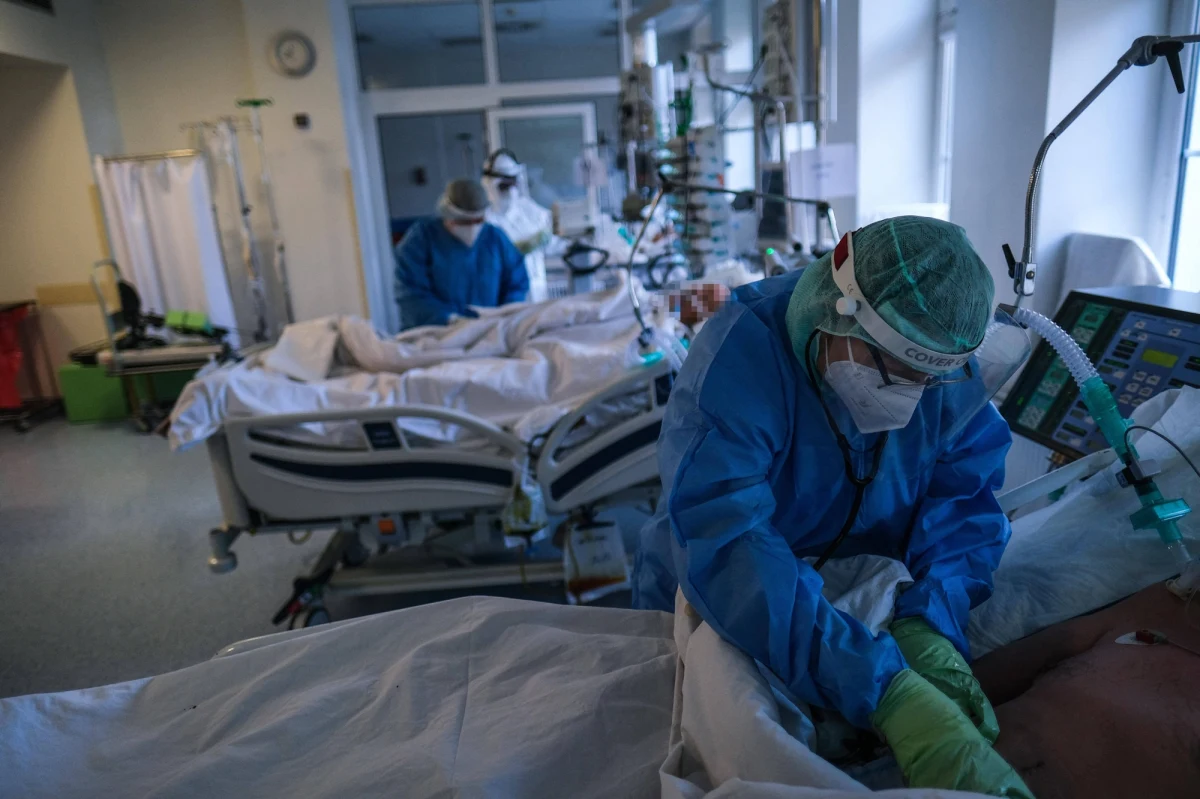 85 pacjentów chorych na Covid-19 jest leczonych w Wojewódzkim Szpitalu Zespolonym w Skierniewicach. Pacjenci zajmują oddział intensywnej terapii, dwa oddziały internistyczne i kardiologię. O obecnej sytuacji epidemicznej z Jackiem Kaniewskim, szefem placówki oraz Dariuszem Diksem, zastępcą dyrektora ds. opieki zdrowotnej pacówki, rozmawia dziennikarka RMF FM Magdalena Grajnert.