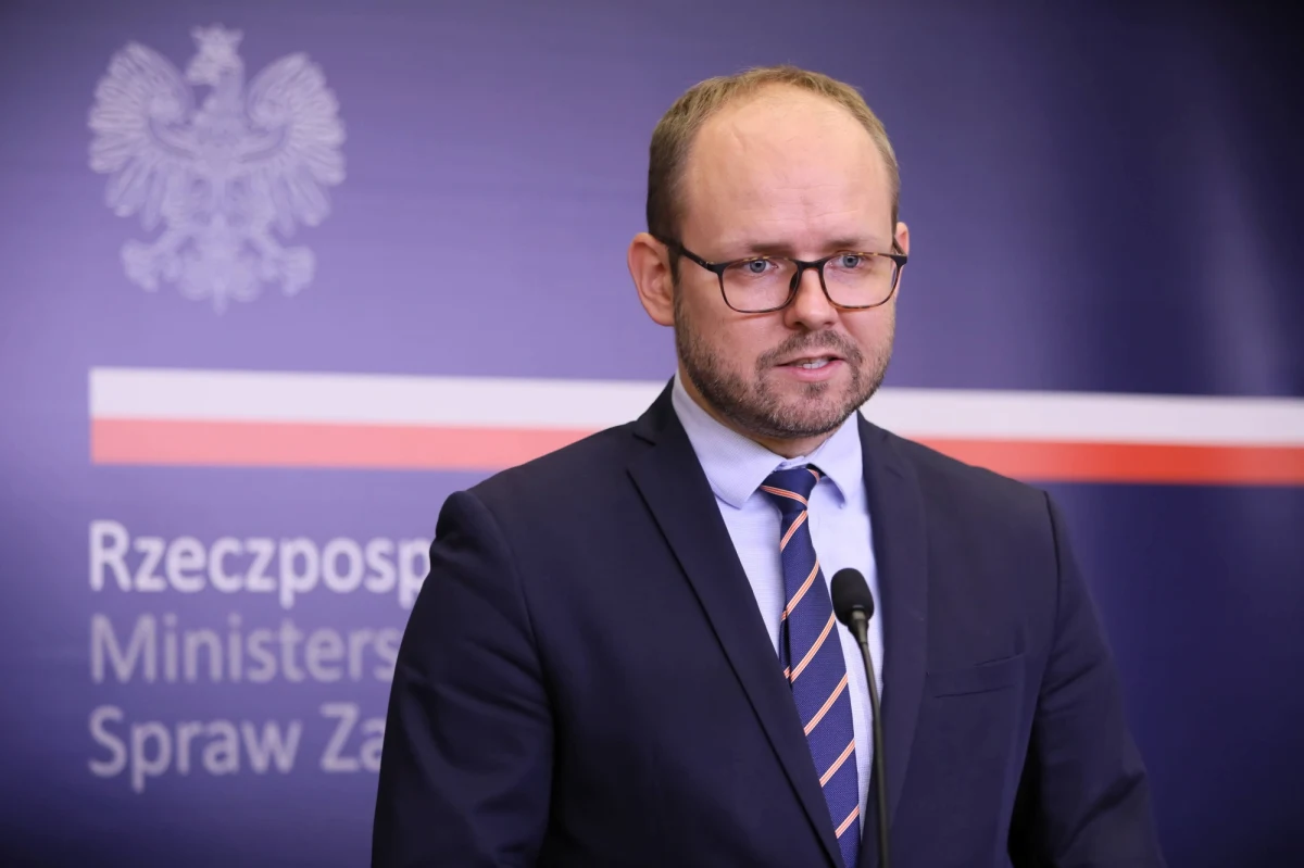 ​"Nieprzyjazne zachowania władz Białorusi spotkają się z adekwatną odpowiedzią Polski (...) istnieje możliwość rozszerzenia sankcji" - oświadczył wiceminister spraw zagranicznych Marcin Przydacz. Jak przekazał na briefingu prasowym - szef MSZ Zbigniew Rau rozmawiał o sytuacji Polaków na Białorusi z ministrami spraw zagranicznych NATO, z szefem unijnej dyplomacji Josephem Borrelem i przewodniczącą OBWE Ann Linde.