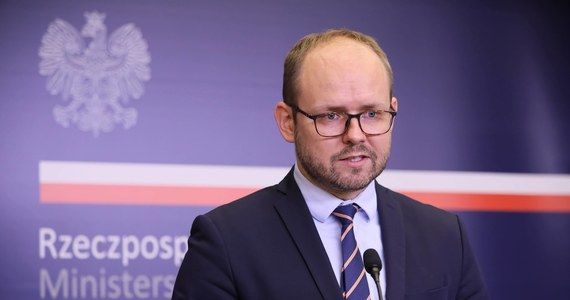 ​"Nieprzyjazne zachowania władz Białorusi spotkają się z adekwatną odpowiedzią Polski (...) istnieje możliwość rozszerzenia sankcji" - oświadczył wiceminister spraw zagranicznych Marcin Przydacz. Jak przekazał na briefingu prasowym - szef MSZ Zbigniew Rau rozmawiał o sytuacji Polaków na Białorusi z ministrami spraw zagranicznych NATO, z szefem unijnej dyplomacji Josephem Borrelem i przewodniczącą OBWE Ann Linde.