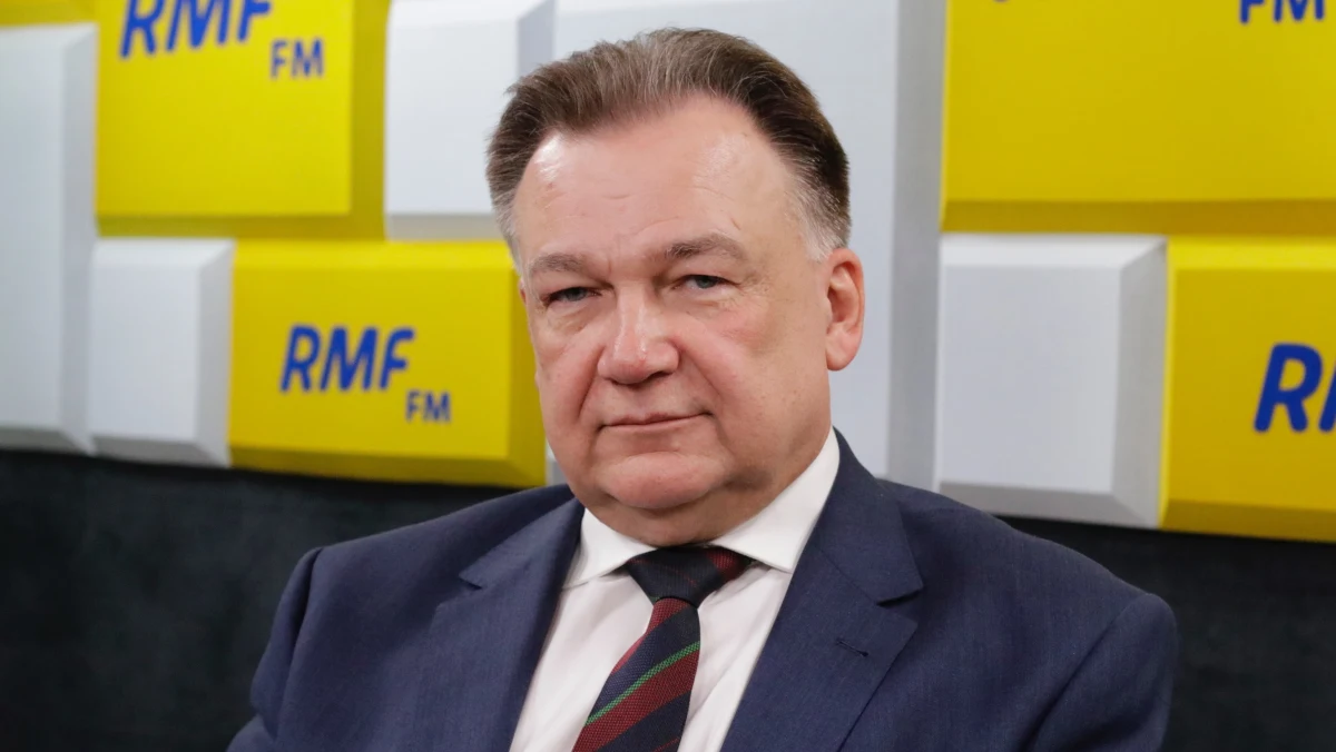 "Nie ma takiego szpitala, w którym sytuacja byłaby prosta. Wszędzie jest bardzo trudno. Oprócz pacjentów covidowych jest olbrzymia rzesza pacjentów, którzy wymagają interwencji, pomocy medycznej z innych powodów" - stwierdził w Popołudniowej rozmowie w RMF FM marszałek województwa mazowieckiego Adam Struzik, pytany o walkę z Covid-19 na Mazowszu. "Nie jest problem w sprzęcie - ten udało się zakupić w zeszłym roku. Udało się zbudować i wyposażyć szpitale tymczasowe. Absolutną barierą są ludzie, są lekarze" - dodał. "Każdy pacjent w zagrożeniu życia będzie miał świadczoną pomoc. Trudno - będziemy wyłączali kolejne oddziały, w których są lżej chorzy. Już odłożyliśmy zabiegi planowe. Nie sposób ich wykonywać - nie ma oddziałów pooperacyjnych" - przyznał Struzik. 