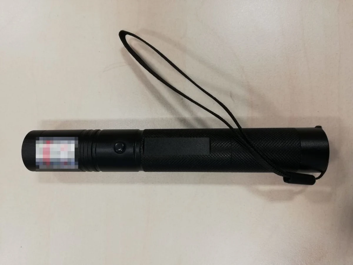 Policja zatrzymała 38-latka, który oślepiał laserem pilotów śmigłowców wojskowych lądujących na lotnisku w krakowskich Balicach. Mężczyźnie postawiono trzy zarzuty dotyczące stworzenia niebezpieczeństwa.