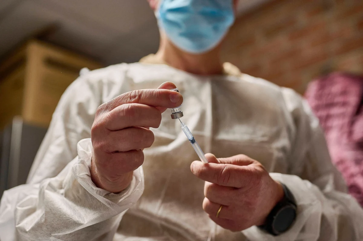 ​Pfizer i BioNTech ogłosiły dziś rozpoczęcie badań klinicznych nad swoją szczepionką przeciwko Covid-19 u osób w wieku od 6 miesięcy do 11 lat. W pierwszej fazie udział weźmie 144 dzieci.