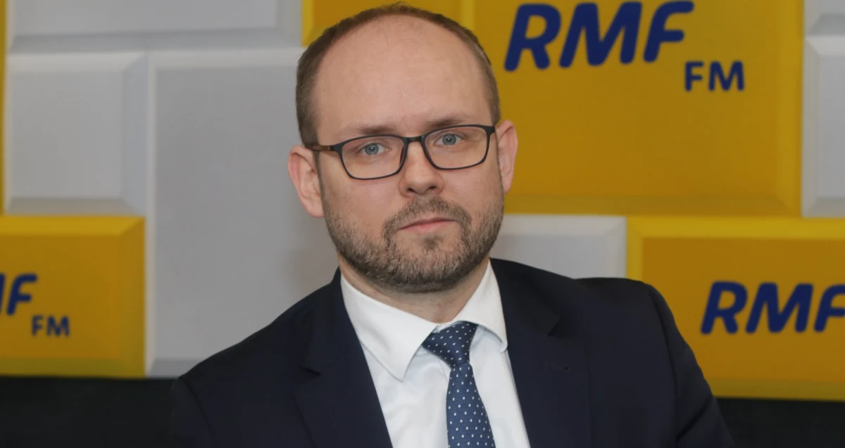 „Aleksandr Łukaszanka od bardzo wielu lat intensywnie rozprawia się z własnym społeczeństwem. Po kolejnych grupach, wolnych dziennikarzach, aktywistach społecznych dziś władze z Mińsku starają się spacyfikować, zastraszyć organizację pozarządową, jaką jest Związek Polaków na Białorusi” – powiedział w Porannej rozmowie w RMF FM Marcin Przydacz. „Na to nigdy nie było i nie będzie zgody polskiego rządu” – dodał wiceszef resortu spraw zagranicznych. 