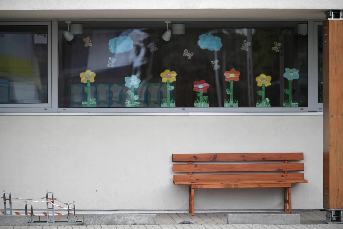 W związku z sytuacją epidemiczną i obowiązującymi obostrzeniami dodatkowy zasiłek opiekuńczy zostanie wydłużony o kolejne dwa tygodnie - do 11 kwietnia. Taką informację przekazała minister rodziny i polityki społecznej Marlena Maląg. Od soboty w Polsce obowiązywały będą dodatkowe obostrzenia - zamknięte zostaną między innymi żłobki i przedszkola.