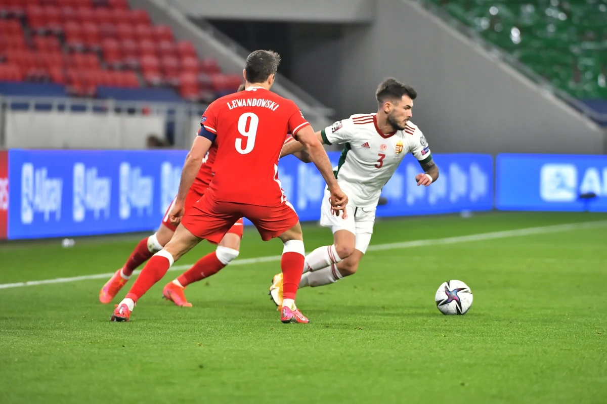 Po powolnej pierwszej połowie i emocjonującej drugiej części meczu Polska zremisowała z Węgrami 3:3 w meczu eliminacji do Mistrzostw Świata 2022. Biało-czerwoni po słabym początku zdobyli trzy bramki w krótkim odstępie czasu, jednak nie nadążyli odrobić straty. Gole dla Polski strzelili Krzysztof Piątek, Kamil Jóźwiak i Robert Lewandowski.