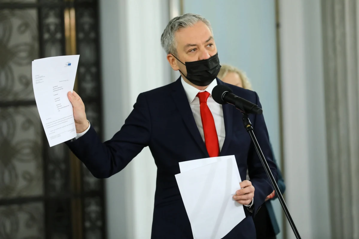 Europoseł Lewicy Robert Biedroń poinformował w czwartek, że jest zakażony koronawirusem.