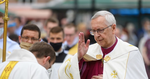 „Mając na uwadze zdrowie i życie Polaków, zwracam się z gorącym apelem do kapłanów i wiernych świeckich o skrupulatne przestrzeganie zasad bezpieczeństwa sanitarnego” – pisze w apelu opublikowanym na kilka dni przed świętami Wielkiejnocy abp Stanisław Gądecki, przewodniczący Konferencji Episkopatu Polski. Wskazuje m.in. na konieczność przestrzegania limitów wiernych w kościołach. Do tych, którzy nie będą mogli osobiście uczestniczyć w nabożeństwach, apeluje o modlitwę w domu i obserwowanie transmisji w mediach. Równocześnie jednak zaznacza, że „transmisje nigdy nie zastąpią pełnego uczestnictwa w Eucharystii i przyjmowania sakramentów”.