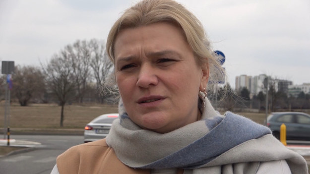Jedna z najlepszych polskich siatkarek w historii rozpoczęła prace nad autobiografią. Książka zostanie wydana przez Wydawnictwo „SQN”, a swą premierę mieć będzie w 2022 roku.
Małgorzata Glinka-Mogentale to jedna z najlepszych polskich siatkarek w historii. Ostatnio została wybrana przez kibiców Królową Polskiej Siatkówki XXI wieku, w głosowaniu organizowanym przez Polsat Sport. Dwukrotna mistrzyni Europy rozegrała 286 meczów w biało-czerwonych barwach, w swojej niezwykle bogatej karierze klubowej triumfowała m.in. dwukrotnie w Lidze Mistrzyń. Obecnie prowadzi Fundację, realizującą sportowe projekty przeznaczone dla dzieci i młodzieży.
– Chciałam się pochwalić i podzielić z Wami informacją, iż jestem w trakcie tworzenia książki o mnie – mówi Małgorzata Glinka-Mogentale. – Pojawi się ona na rynku w 2022 roku, mam nadzieję, że spełni ona Wasze oczekiwania, tak jak ja spełniłam je na boisku. Myślałam dłuższy czas, czy napisać taką książkę. Wydaje mi się, iż miałam na tyle interesującą karierę i przygodę z siatkówką, że warto się tym wszystkim podzielić z moimi wspaniałymi kibicami, którzy dopingowali mnie przez ponad dwadzieścia lat. Chcę opowiedzieć ludziom interesującym się sportem, młodzieży, jak tak naprawdę wygląda droga do sukcesu w zawodowym sporcie. Przede wszystkim ma to być historia dla wszystkich dzieciaków, z którymi teraz odbywam wspaniałą przygodę. Chcę powiedzieć kim jestem, kim byłam, i co przeżyłam.
Glinka-Mogentale zdecydowała, że przy tworzeniu książki będzie współpracować z Kamilem Składowskim, autorem m.in. biografii Andrei Anastasiego „Licencja na trenowanie” – także wydanej wspólnie z Wydawnictwem SQN. – Bardzo się cieszę, że Gosia zdecydowała się na wspólną pracę, bo to wyjątkowa siatkarka i bardzo otwarta osoba – mówi Składowski. – Już pierwsze godziny wspólnej pracy pokazują, iż nasi kibice dostaną książkę bardzo osobistą, która będzie zwieńczeniem niezwykłej kariery Gosi. To dla mnie zaszczyt, że wspólnie możemy wracać do jej największych triu