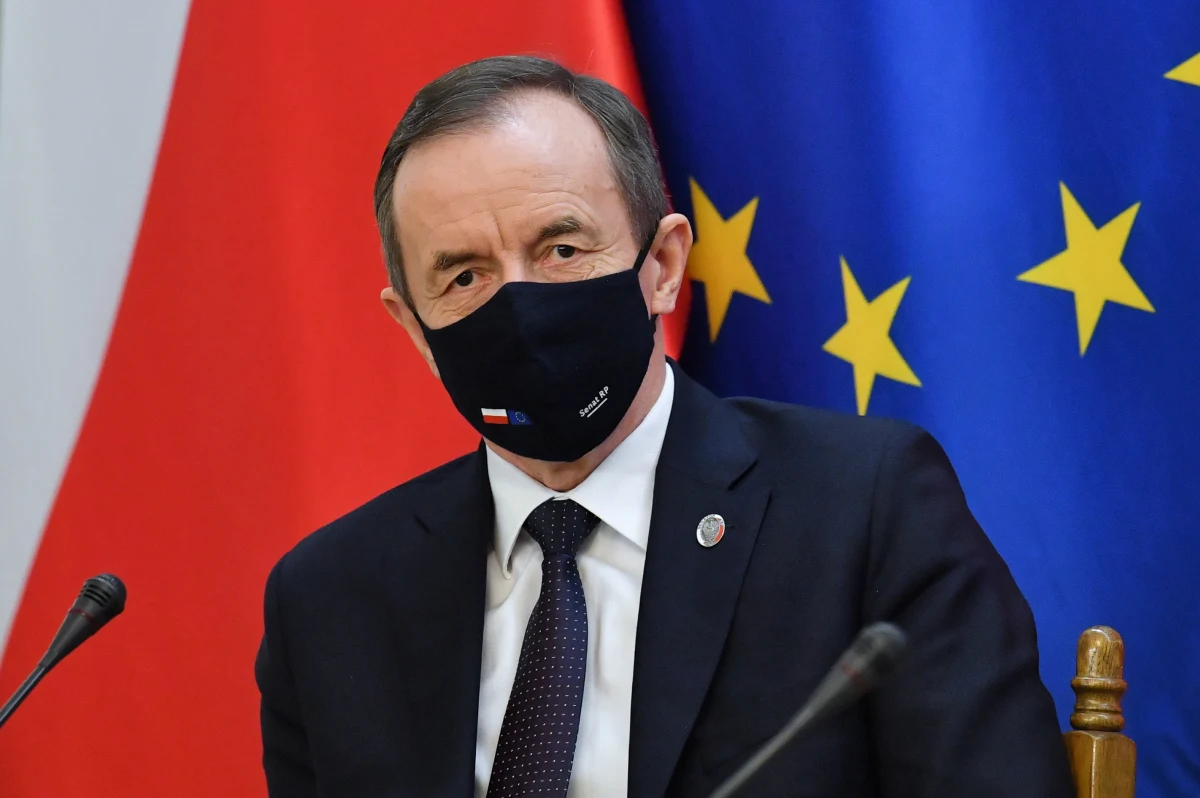 Marszałek Senatu zarzuca jednemu z członków rządu zlekceważenie izby wyższej parlamentu. Jeden z członków rządu miał pojawić się w Senacie, żeby przedstawić  informacje o zamiarach wykorzystania unijnych środków. Minister się jednak nie pojawił. Tomasz Grodzki w liście do premiera Mateusza Morawieckiego pisze, że unikanie debaty o wykorzystaniu unijnego Funduszu Odbudowy jest tym dziwniejsze, że to przecież rządowi zależy na jego ratyfikacji przez Senat. Treść listu ujawniamy jako pierwsi.