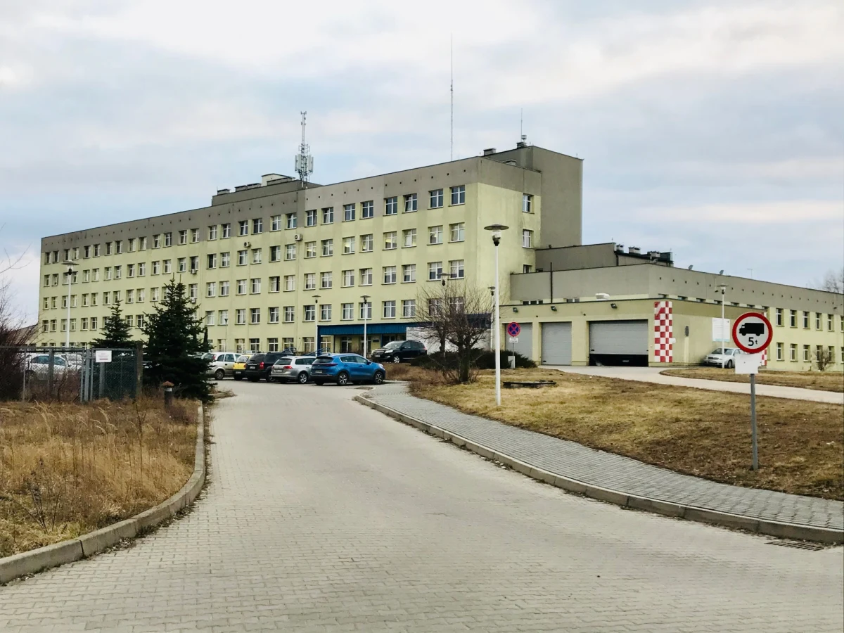 Karetka covidowa sochaczewskiego szpitala została całkowicie zniszczona w wypadku. Dyrektor lecznicy, Robert Skowronek apeluje o pomoc: Używamy starej karetki, która powinna być wycofana. 