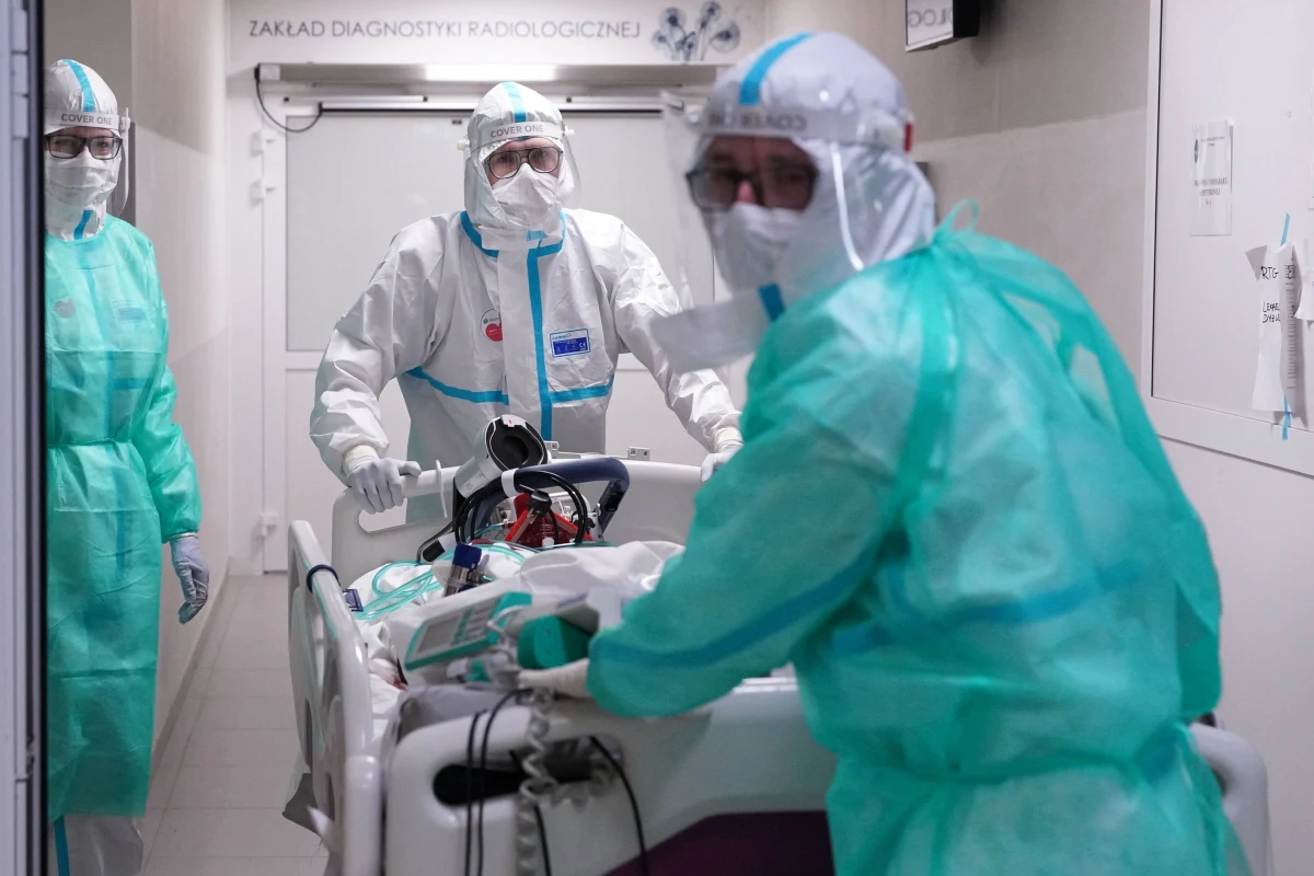 Już sześciu pacjentom po Covid-19 przeszczepiono płuca w Śląskim Centrum Chorób Serca w Zabrzu. Pierwszy taki zabieg przeprowadzono latem ubiegłego roku. Jak informuje lekarz tej placówki, dr hab. Marek Ochman – „funkcja ich płuc została całkowicie uszkodzona”. Wszyscy pacjenci to ludzie młodzi, poniżej 50. roku życia. 