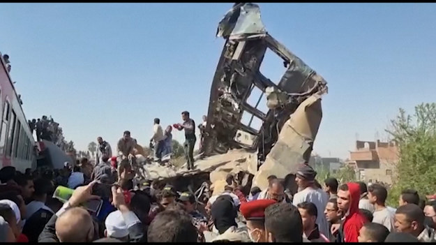 Ludzie gromadzą się wokół wraków dwóch pociągów, które zderzyły się w dystrykcie Tahta w prowincji Sohag, około 460 km na południe od stolicy Egiptu, Kairu. Co najmniej 32 osoby zginęły, a 66 zostało rannych, gdy dwa pociągi pasażerskie zderzyły się w południowym Egipcie - podało ministerstwo zdrowia.