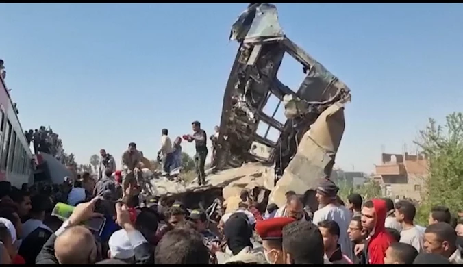 Co najmniej 32 osoby zginęły, a ponad 60 jest rannych. Tragiczne skutki zderzenia pociągów w Egipcie