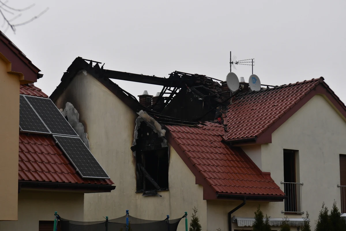 Tragiczny pożar w Szczecinie. Nie żyje 10-letni chłopiec, którego mimo wysiłku strażaków i ratowników nie udało się uratować. Rodzice dziecka trafili do szpitala. 