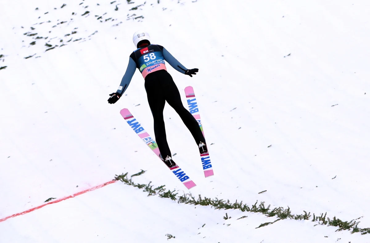 Piotr Żyła uzyskał 239 m i zajął siódme miejsce w konkursie Pucharu Świata w skokach narciarskich na mamucim obiekcie w Planicy, który z powodu opóźnień związanych ze zbyt silnym wiatrem zakończono po pierwszej serii. Triumfował Niemiec Karl Geiger - 232 m.