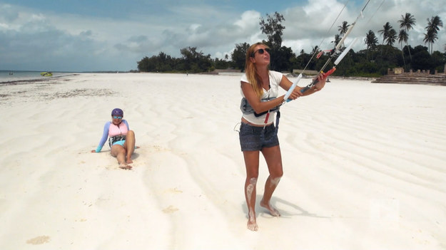 Diani to kenijska plaża o długości około 40 kilometrów. Tutaj nad oceanem możemy również aktywnie wypocząć. Jednym ze sposobów na to jest popularny na całym świecie sport, jakim jest kitesurfing, który również jest mocno rozpowszechniony na wybrzeżu Kenii.Fragment programu "Polacy za granicą", emitowanego na antenie Polsat Play.