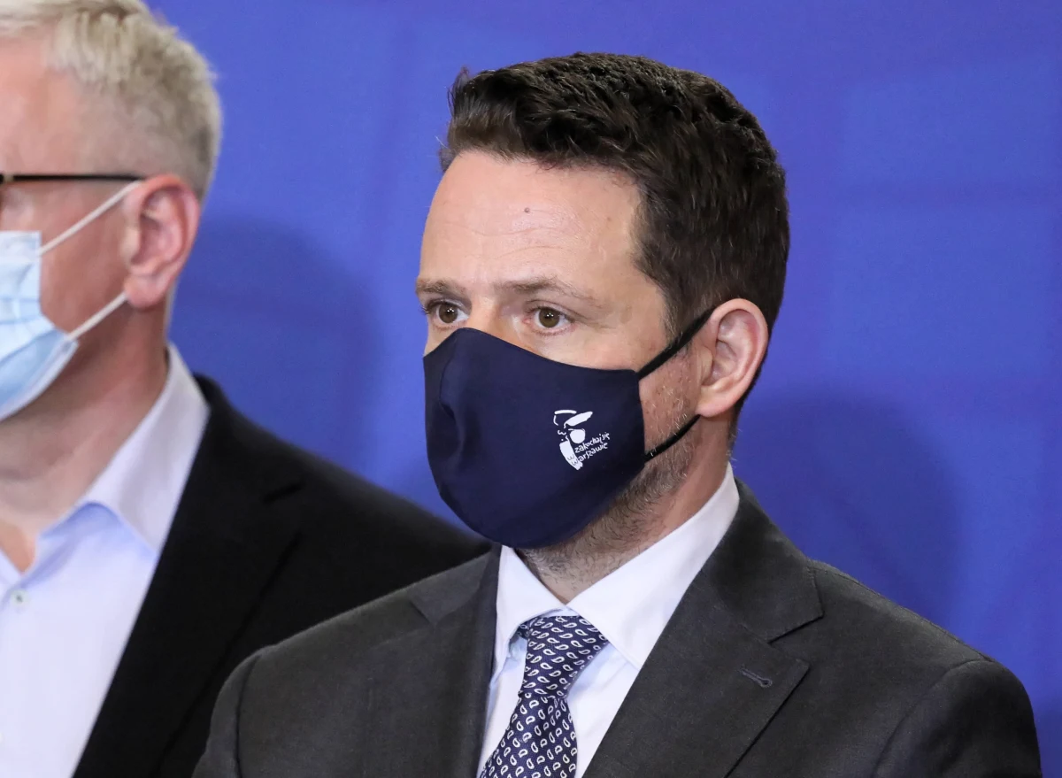 Jestem już w domu. Z moim zdrowiem jest lepiej, ale wciąż potrzebna jest rekonwalescencja - napisał w piątek po południu prezydent Warszawy Rafał Trzaskowski w mediach społecznościowych. Trafił on tam z powodu zakażenia koronawirusem 23 marca, a zachorował 12 marca.