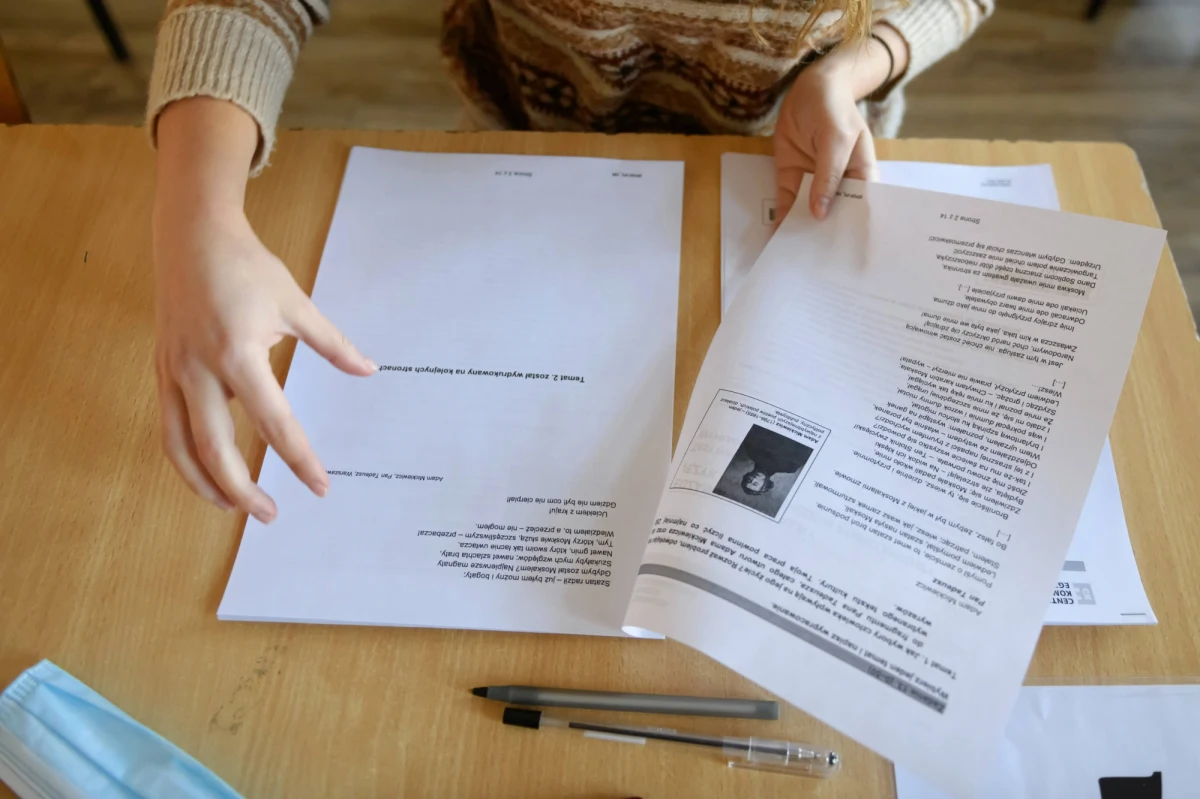 Egzaminy maturalne w 2023 roku na nowych zasadach. Centralna Komisja Egzaminacyjna opublikowała informatory maturalne z poszczególnych przedmiotów. Wśród zmian znajdziemy m.in. to, że abiturienci będą musieli się zmierzyć w dwoma zadaniami na maturze ustnej z języka polskiego.