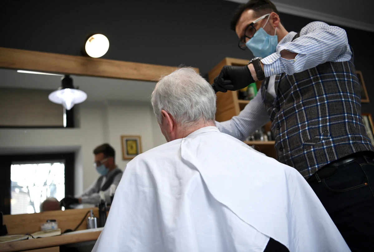 Salony fryzjerskie i kosmetyczne będą zamknięte do 9 kwietnia - to jest pewne. Co więcej, minister zdrowia nie wykluczył, że ich zamknięcie potrwa dłużej, ponieważ ponownie otwarcie będzie uzależnione od sytuacji epidemicznej i dobowej liczby zachorowań na Covid-19. Nic dziwnego, że w piątek salony fryzjerskie i kosmetyczne przeżywały prawdziwe oblężenie.