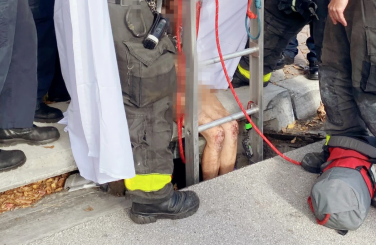 Strażacy z Florydy w USA wyciągnęli ze studzienki ściekowej nagą kobietę, która zaginęła trzy tygodnie wcześniej. Jej wołanie o pomoc usłyszał przechodzień i to on zawiadomił służby ratunkowe.  