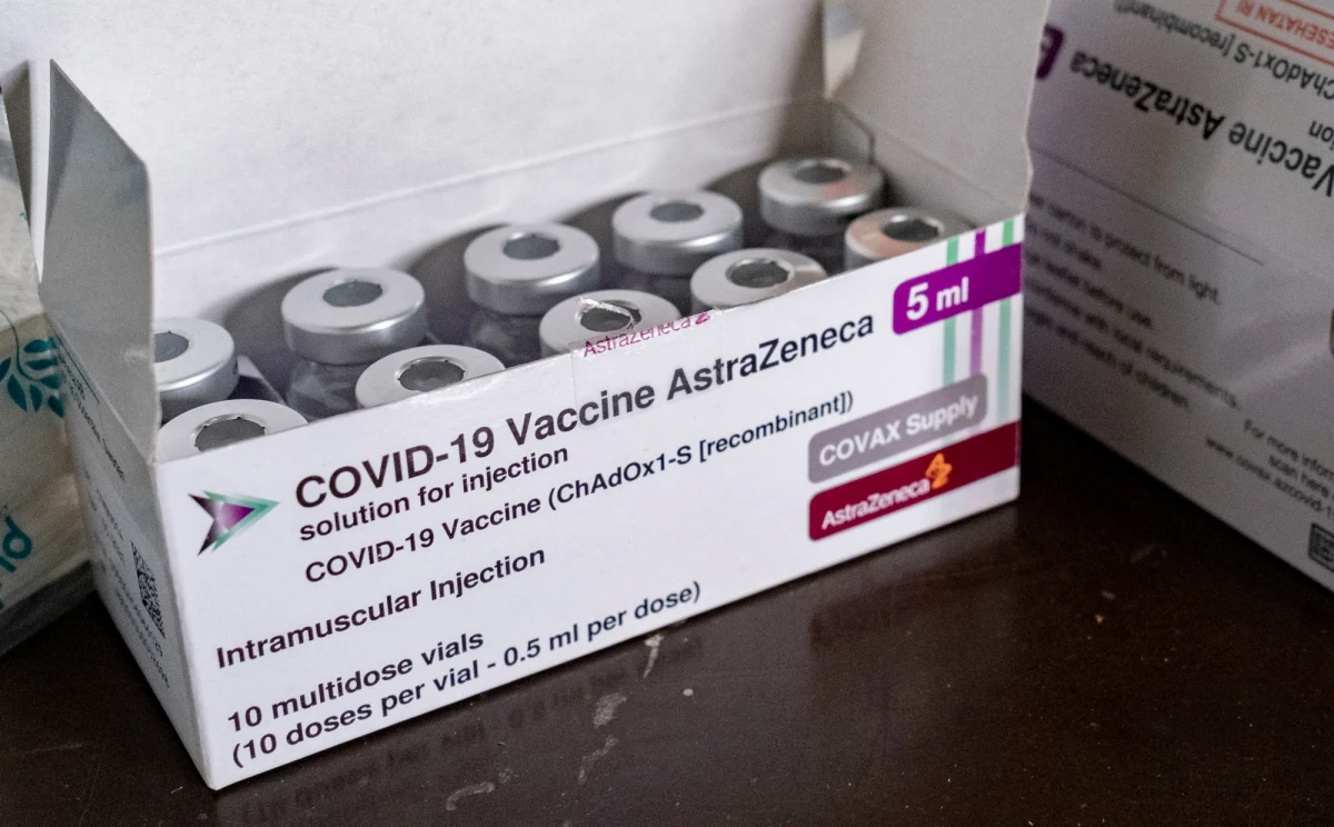 Światowa Organizacja Zdrowia (WHO) podtrzymuje swoją rekomendację dalszego używania szczepionki przeciwko Covid-19 firmy AstraZeneca - przekazała w piątek jej wiceszefowa Mariangela Simao. Dodała, że WHO wciąż bada możliwe związki preparatu z "bardzo rzadkimi" efektami ubocznymi.