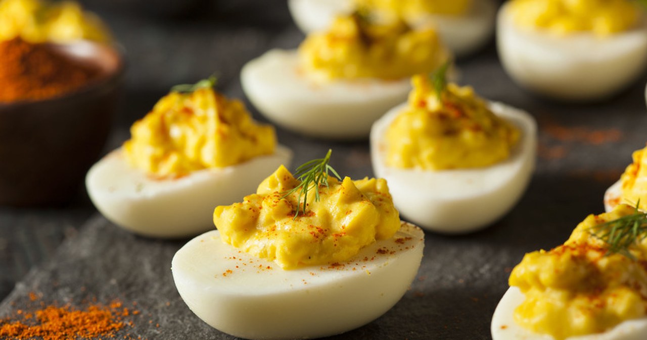 Zapomnij o zwykłych faszerowanych. Te jajka zrobią efekt "wow"