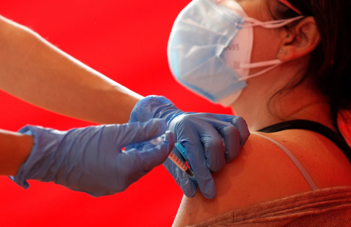 ​Grupa dwunastu wpływowych aktywistów antyszczepionkowych jest odpowiedzialna za 65 proc. szkodliwych i niebezpiecznych materiałów dezinformujących o szczepionkach, które ukazują się w sieciach społecznościowych - wynika z raportu amerykańskiej organizacji CCDH.