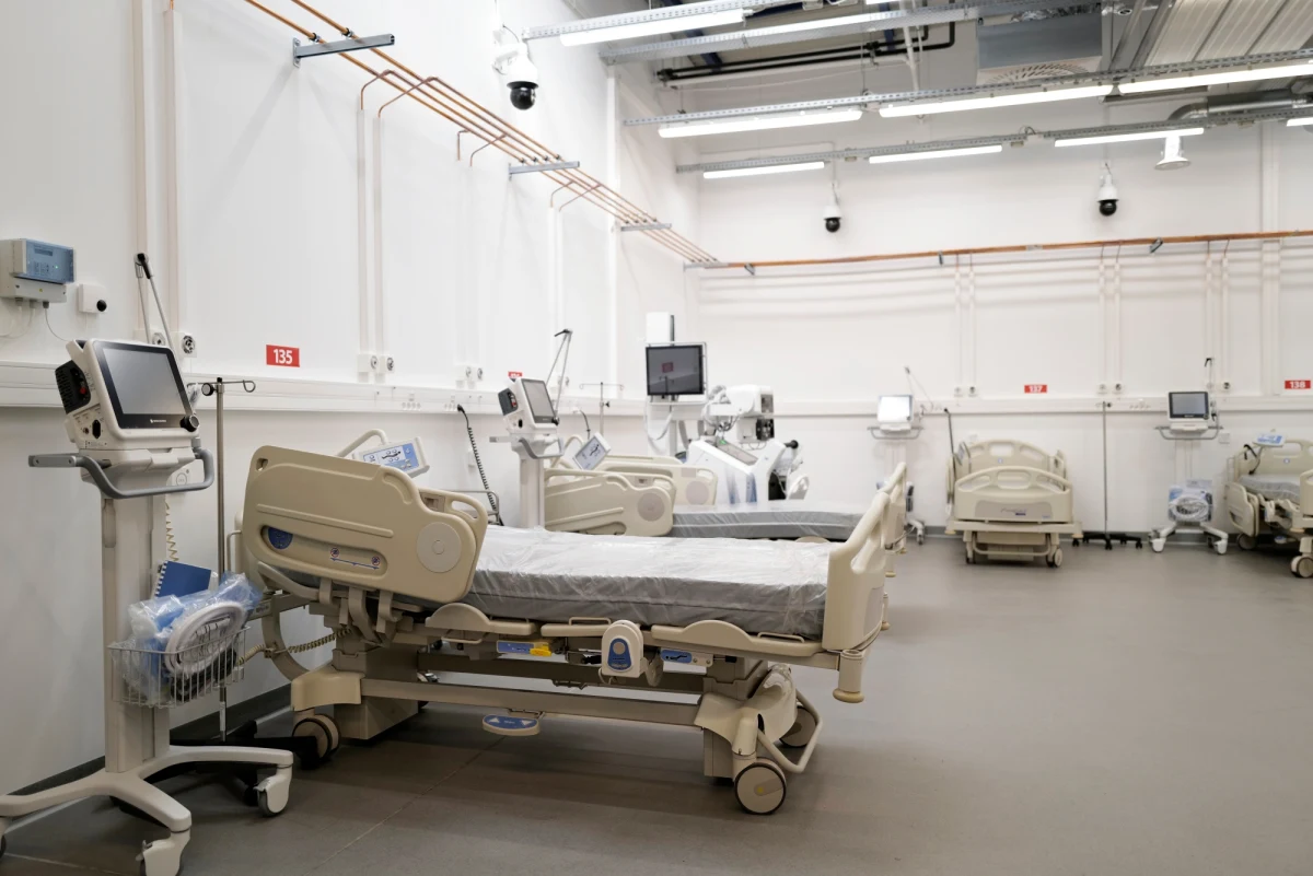 Wirusolog prof. Włodzimierz Gut uważa, że rząd był w sprawie restrykcji epidemicznych postawiony pod ścianą, nie miał wyjścia. W jego ocenie największe znaczenie będą miały obostrzenia w handlu w dużych sklepach, bo zakażeń w przedszkolach i żłobkach było znacznie mniej.