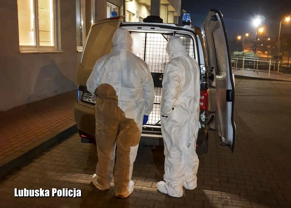 Policjanci ze Słubic (Lubuskie) zatrzymali 51-latkę, która mimo zakażenia wirusem SARS-CoV-2 i obowiązku izolacji jeździła na zakupy. Do tego zabierała do samochodu swoją matkę. 