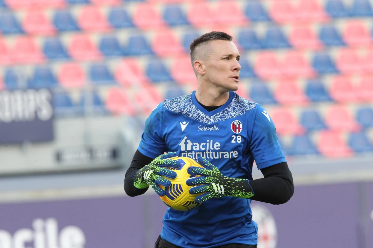 Bramkarz piłkarskiej drużyny narodowej Polski Łukasz Skorupski ma pozytywny wynik testu na koronawirusa - poinformował rano team menedżer reprezentacji i rzecznik prasowy PZPN Jakub Kwiatkowski.