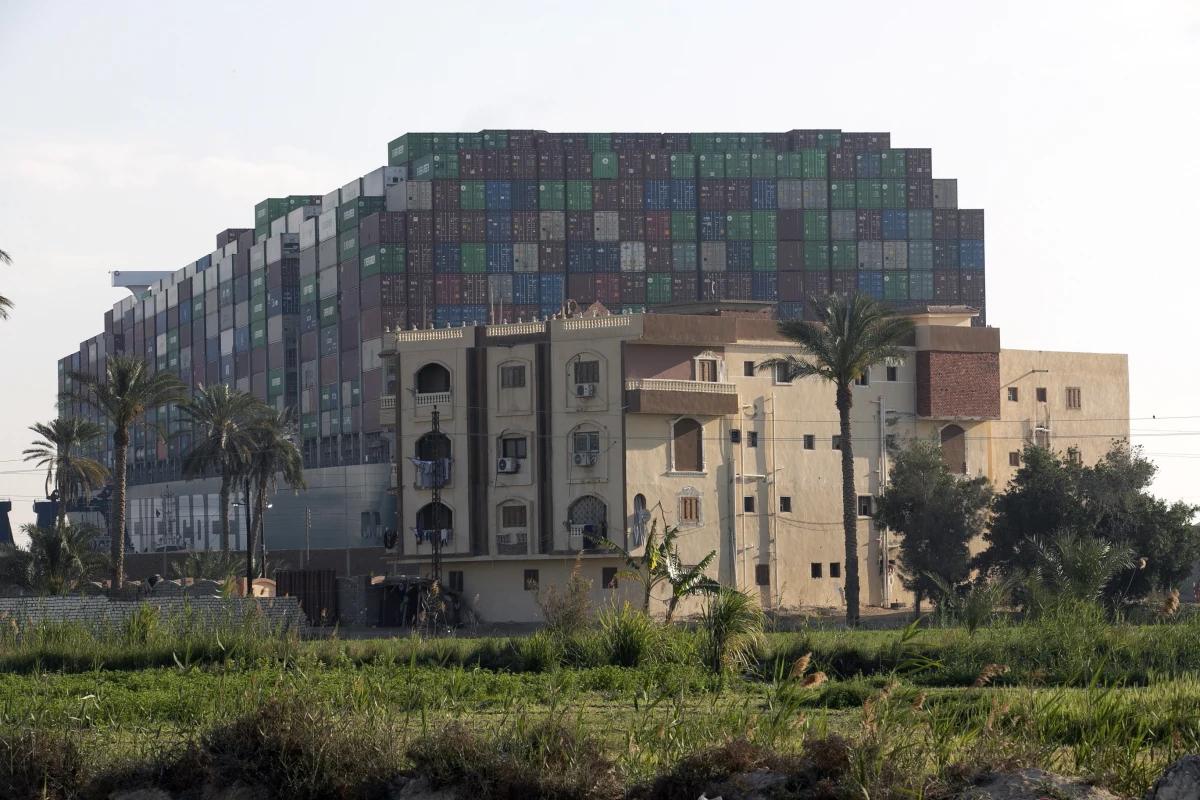 Trwają przygotowania do podjęcia kolejnych prób przemieszczenia gigantycznego kontenerowca, który już piąty dzień z rzędu tkwi w Kanale Sueskim, i odblokowania kluczowej dla światowej żeglugi drogi wodnej wschód-zachód. Wg właściciela statku kolejna próba zostanie podjęta w sobotę wieczorem.