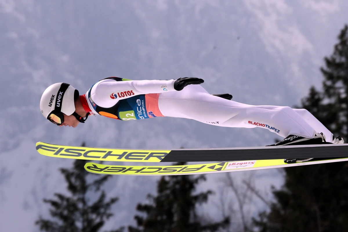 Z powodu zbyt silnego wiatru odwołany został drużynowy konkurs Pucharu Świata w skokach narciarskich na mamucim obiekcie w słoweńskiej Planicy. Odbędzie się w niedzielę rano.