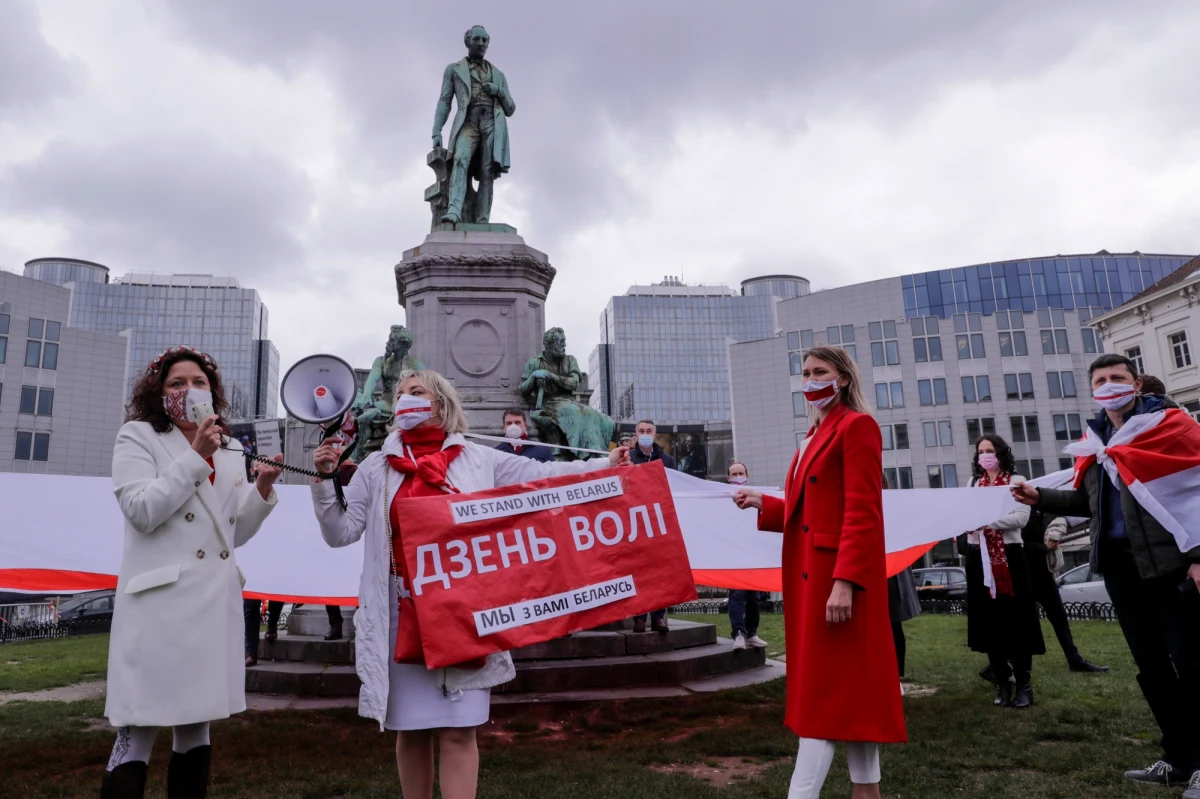 Sprawę karną za działania na rzecz - jak to ujęto - "rehabilitacji nazizmu" - wszczęła prokuratura w Grodnie wobec dziennikarza i aktywisty Pawła Mażejki oraz malarza Alesia Puszkina. Według telewizji Biełsat Mażejka został zatrzymany.