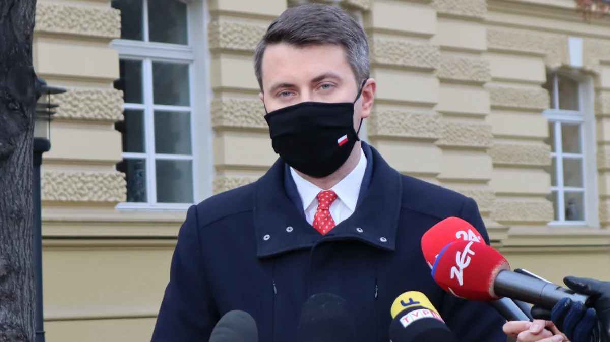 "Zachowanie kandydata na prezydenta Rzeszowa Marcina Warchoła jest zaskakujące; wstyd mi za to, że tak może zachowywać się wiceminister w rządzie Zjednoczonej Prawicy" - tak o nieprzestrzeganiu nakazu noszenia maseczki przez Warchoła mówił w sobotę rzecznik rządu Piotr Müller.