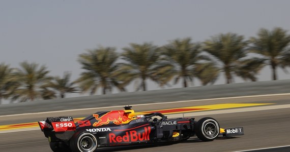 Holender Max Verstappen z zespołu Red Bull wywalczył pole position przed niedzielnym, inauguracyjnym sezon wyścigiem Formuły 1 o Grand Prix Bahrajnu. Broniący tytułu Brytyjczyk Lewis Hamilton był drugi a trzeci Fin Valtteri Bottas (obaj Mercedes).
