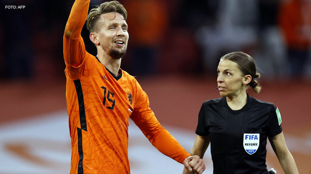 Holendrzy pokonali Łotwę 2-0. To ich pierwsze zwycięstwo w tych eliminacjach. Co ważne, podopieczni Franka de Boera, wygrali przy wsparciu ok. 5 tysięcy kibiców. Tylu fanów zostało zostało wpuszczonych na liczący ponad 55 tysięcy miejsc obiekt Johann Cruyff Arena w Amsterdamie.


