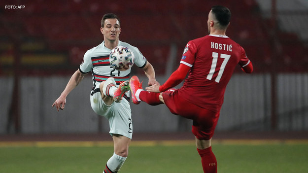 Co to był za mecz! Po emocjonującym starciu Serbia zremisowała z Portugalią 2-2. Spotkanie trzymało w napięciu do końca i nie zabrakło w nim kontrowersji. W doliczonym czasie gry sędzia nie uznał bramki dla gości.
Serbia i Portugalia wygrały swoje pierwsze starcia w eliminacjach i przed rozpoczęciem meczu znajdowały się na szczycie tabeli grupy A. Dzisiejsi gospodarze poradzili sobie z Irlandią, natomiast piłkarze Fernando Santosa wygrali z Azerbejdżanem. 
