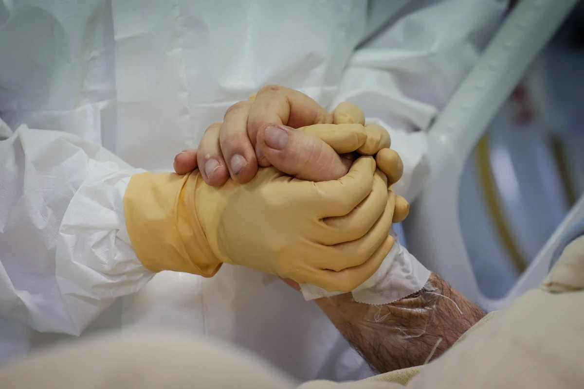 Mamy 29 253 nowych przypadków zakażeń koronawirusem. 131 osób zmarło. W szpitalach przebywa obecnie 29 071 pacjentów. 2 894 z nich wymaga terapii respiratorowej. To najnowsze dane Ministerstwa Zdrowia dotyczące epidemii w Polsce. 