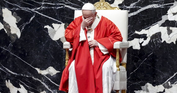 "Wkroczyliśmy w Wielki Tydzień. Po raz drugi przeżywamy go w kontekście pandemii" – mówił papież Franciszek na zakończenie mszy w Niedzielę Palmową w Watykanie. "W zeszłym roku byliśmy bardziej zaszokowani, w tym roku jesteśmy bardziej wyczerpani" - zauważył.