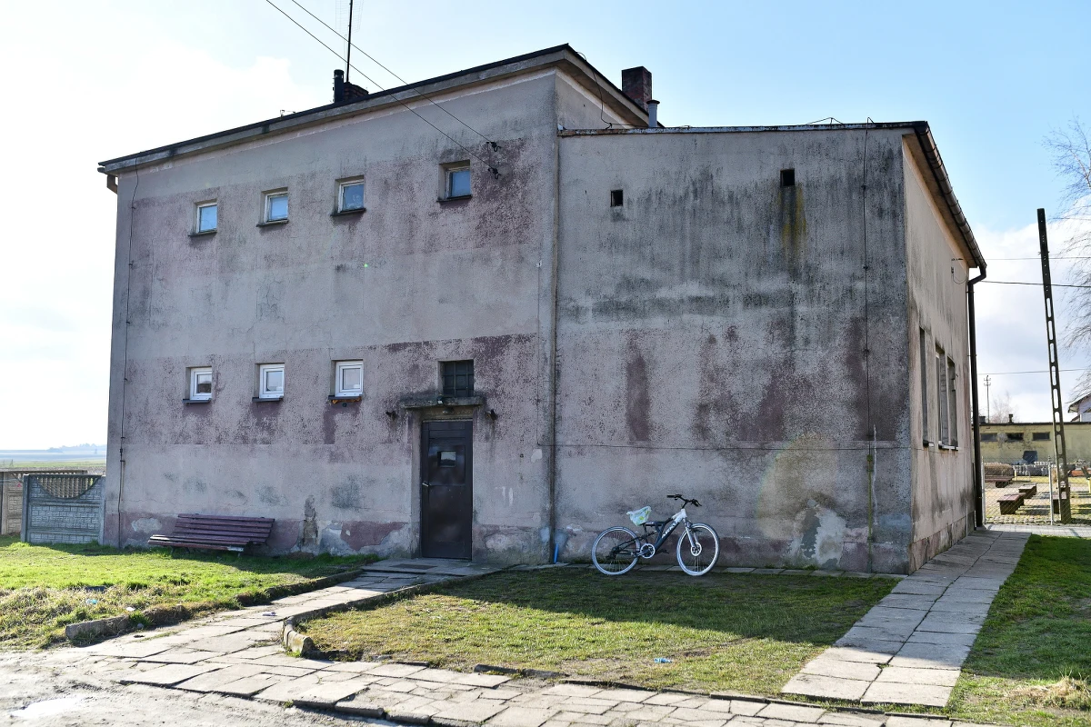 Prawdopodobnie dopiero w poniedziałek zostanie przesłuchany zabójca z Kozłowa w Małopolsce. Mężczyzna w sobotę wieczorem metalową rurką zaatakował swojego syna i jego kolegę. 10-latek zginął na miejscu, a 13-letni syn sprawcy został śmigłowcem przewieziony do szpitala. 