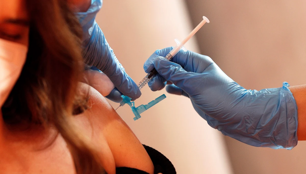 Kolejny pomysł rządu zakłada, że zastrzyk dostaniemy nie tylko w aptece, lecz także w miejscu zatrudnienia - informuje "Dziennik Gazeta Prawna". Zmiany, o których dowiedział się "DGP", mogą trafić do Sejmu już w tym tygodniu.