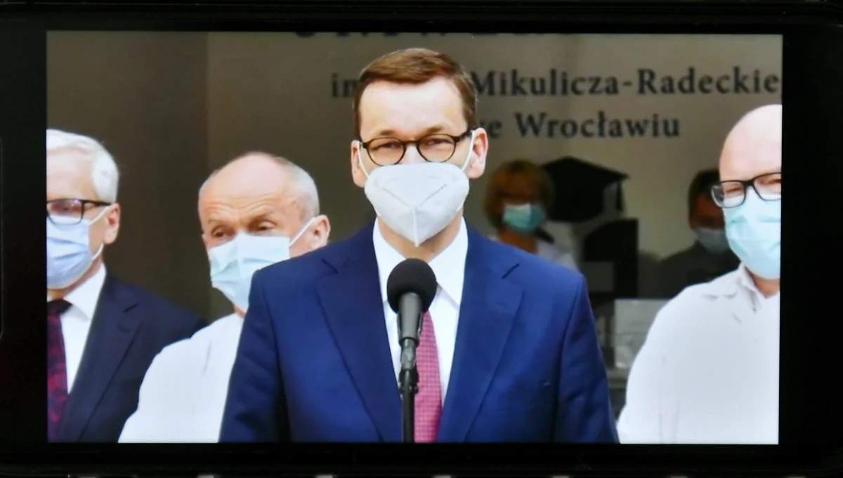 Wszystkim siłom parlamentarnym, którym leży na sercu dobro Polski i Polaków powinno zależeć na zatwierdzeniu Krajowego Planu Odbudowy. Tu nie ma miejsca na spory. Nie pozwólmy, by interesy polityczne przeważyły nad interesem Polski - powiedział premier Mateusz Morawiecki dziennikowi "Fakt".