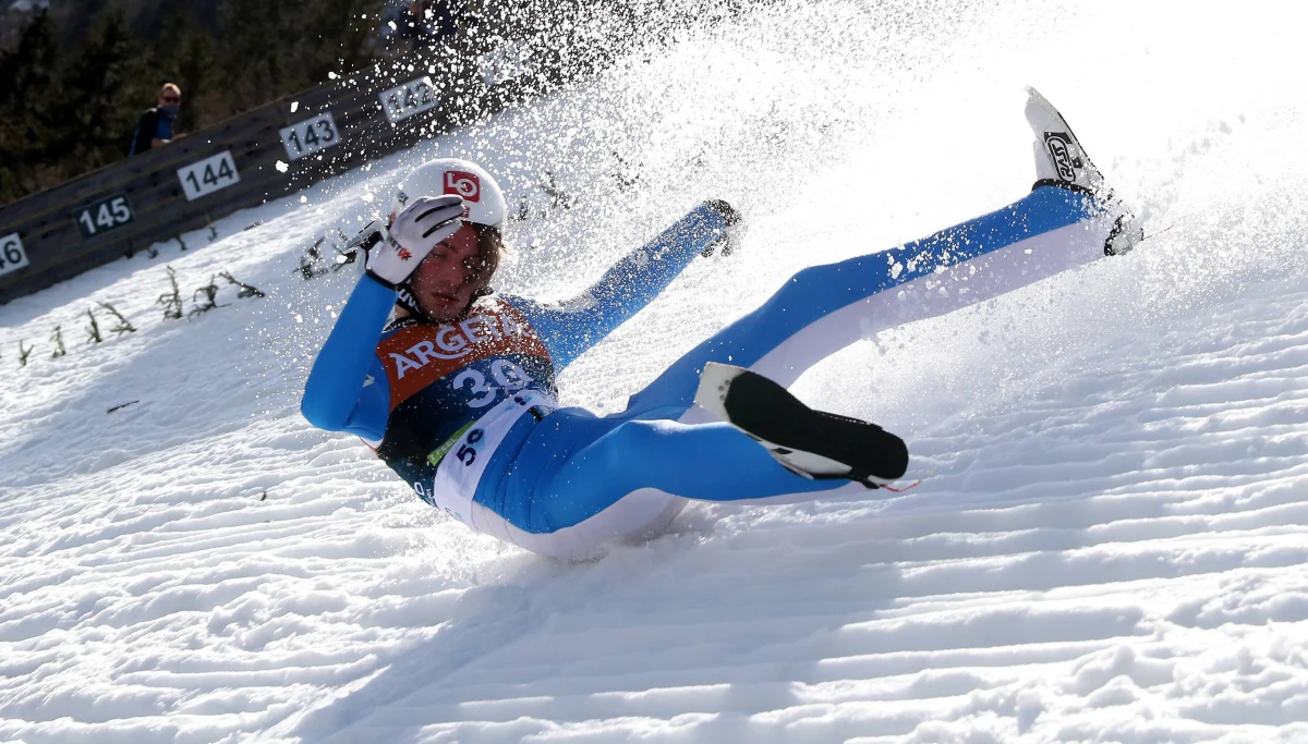 Daniel Andre Tande został wybudzony ze śpiączki farmakologicznej - poinformował dyrektor norweskiej reprezentacji skoczków narciarskich Clas Brede Brathen. 27-letni sportowiec w czwartek zaliczył groźny upadek na mamuciej skoczni w Planicy. 