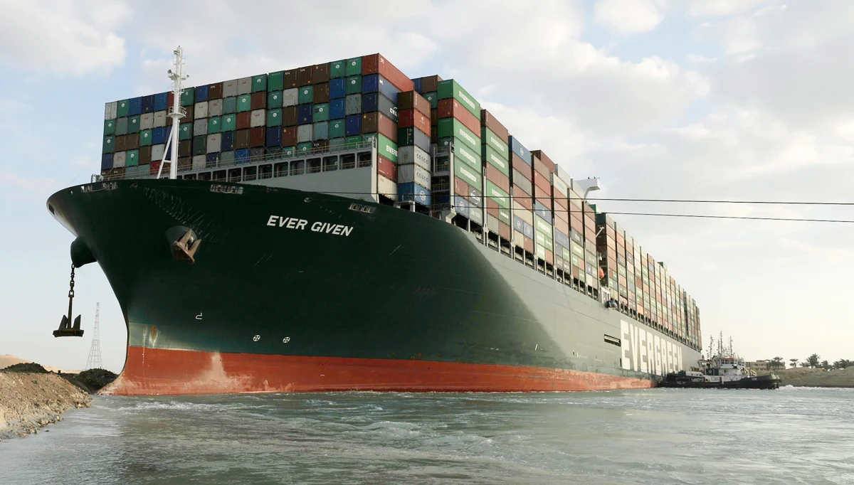 Kontenerowiec, który zablokował Kanał Sueski nadal nie może odpłynąć. Rano udało się uwolnić dziób i rufę, które w zeszły wtorek zaryły w brzegi Kanału Sueskiego. Według szefa firmy wspierającej akcję uwalniania statku, część dziobowa wciąż leży na dnie, a kadłubowi, który tkwił pod kątem 30 stopni wobec osi kanału, teraz brakuje do zwykłej pozycji 10 stopni.