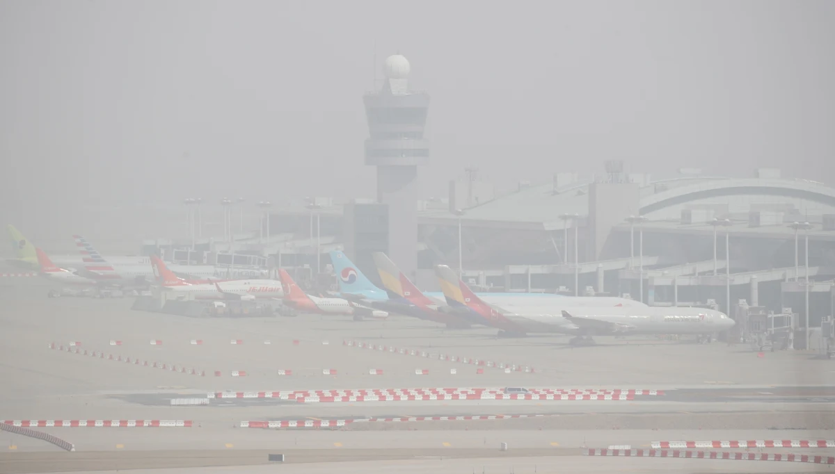 Koreę Południową nawiedziła "ekstremalnie silna" burza piaskowa, spowijając prawie cały kraj w tumany żółtego pyłu przywianego z pustynnych obszarów Chin i Mongolii - informuje agencja Yonhap. Władze Seulu ogłosiły ostrzeżenia pyłowe. 