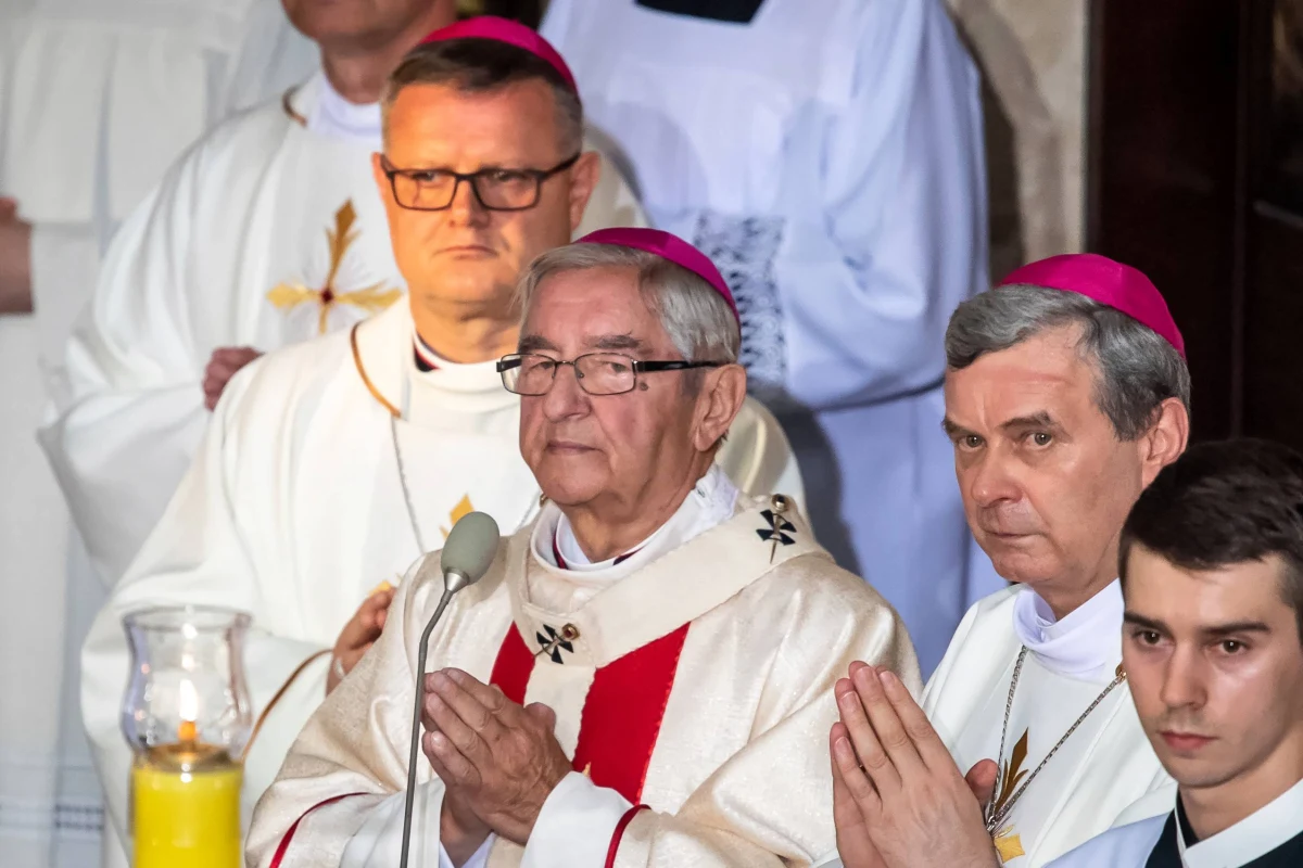 Sławoj Leszek Głódź nie może mieszkać na terenie archidiecezji gdańskiej. Ma też zakaz uczestniczenia w publicznych celebracjach religijnych na terenie archidiecezji, którą do niedawna kierował. To decyzja Watykanu, który ukarał dwóch polskich biskupów, w tym także Edwarda Janiaka, w związku z postępowaniami dotyczących tuszowania pedofili w Kościele. 