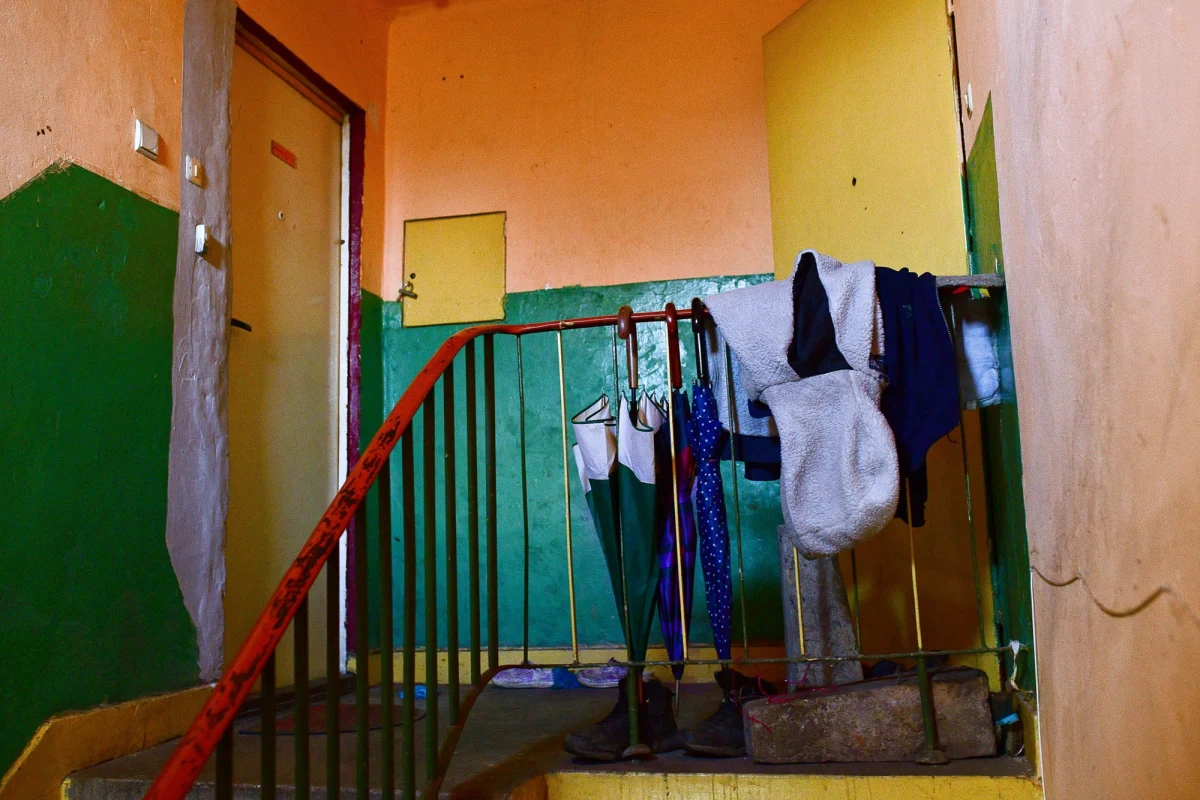 Cztery zarzuty, w tym zabójstwa i usiłowania zabójstwa usłyszał 42-latek z Kozłowa w Małopolsce. Na wniosek prokuratury sąd zastosował wobec Grzegorza P. trzymiesięczny areszt. W sobotę mężczyzna zaatakował dwóch chłopców metalową pałką. 10-latek zmarł na miejscu. 13-latek, syn napastnika, został przetransportowany w ciężkim stanie śmigłowcem do szpitala w Krakowie. Na jaw wychodzą dramatyczne informacje na temat życia w tej rodzinie, w której mężczyzny od dawna znęcał się nad byłą żoną i synem. 