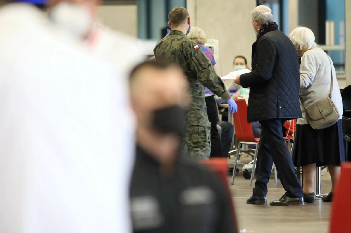 W poniedziałek wieczorem przekroczono w Polsce próg 2 mln osób zaszczepionych dwiema dawkami przeciwko Covid-19 - wynika z rządowych danych. W połowie kwietnia do kraju ma dotrzeć  szczepionka kolejnej firmy Johnson&Johnson. 